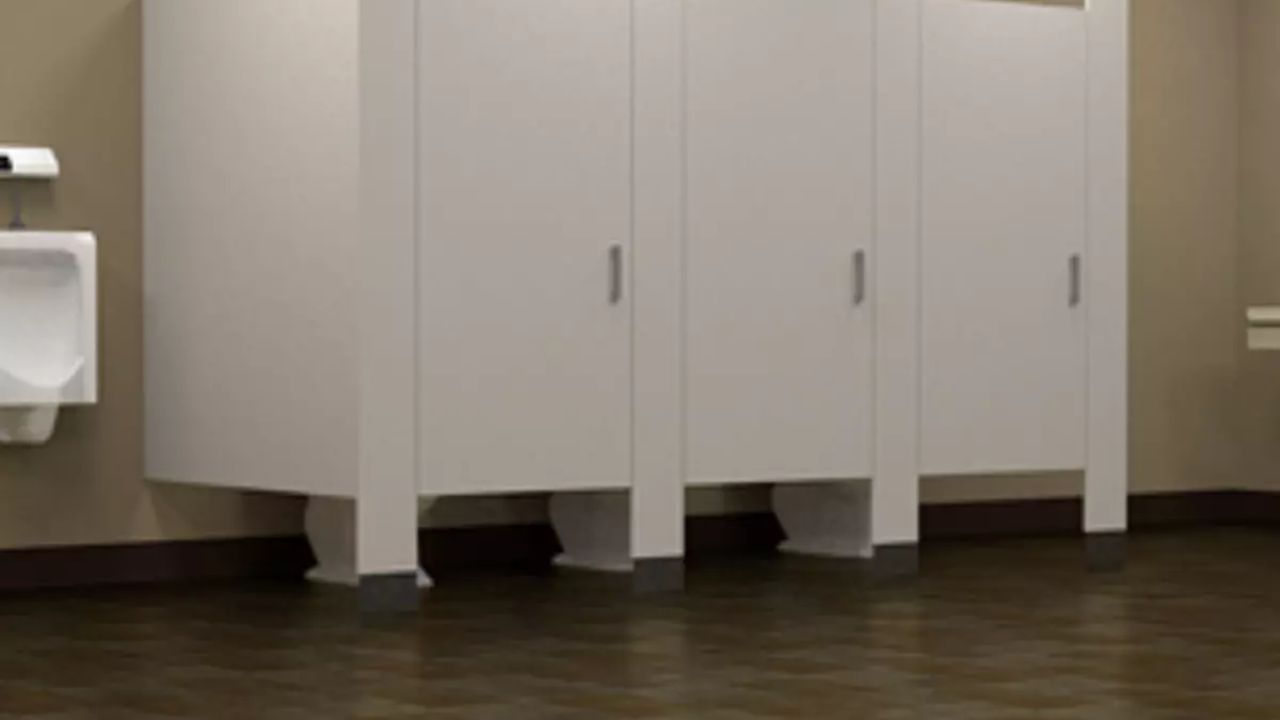 हवा आणि प्रकाश- अशा टॉयलेटमध्ये कमी प्रमाणात हवेता संचार असतो. मात्र दरवाजाची खालची बाजू मोकळी असल्याने हवा आणि प्रकाश चांगला राहतो.