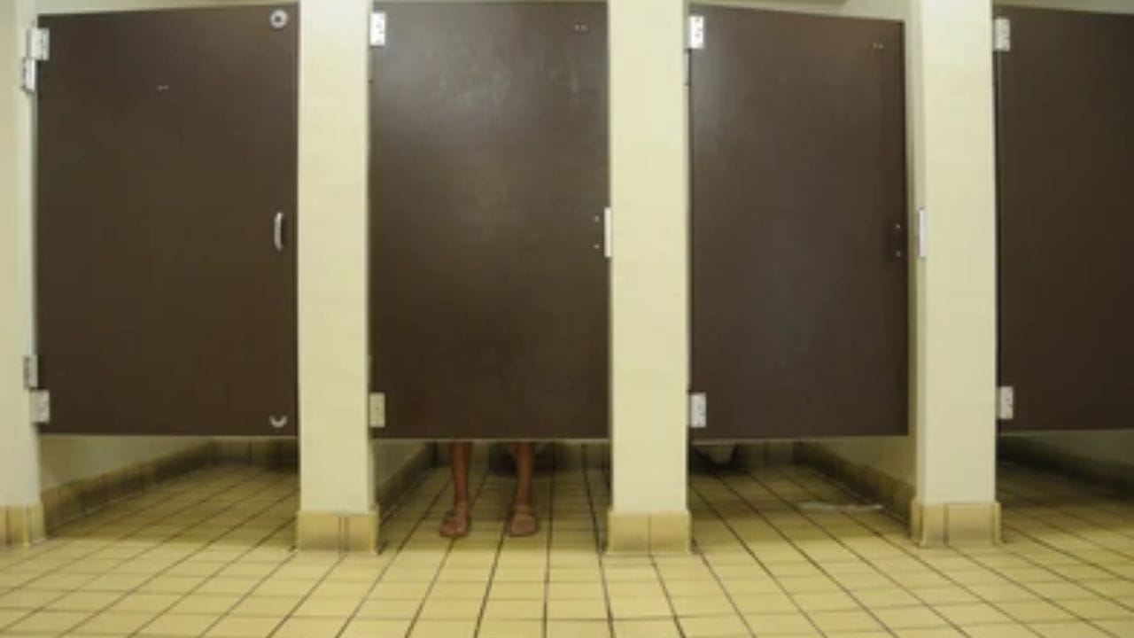 साफसफाई- सार्वजनिक ठिकाणी असलेली टॉयलेट दिवसातून अनेक वेळा स्वच्छ केली जातात. दरवाजाच्या तळाशी असलेल्या जागेमुळे सफाई कर्मचाऱ्यांना दरवाजा न उघडता सफाई करण्यास मदत होते. यामुळे टॉयलेट जलद साफ करता येतात.