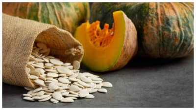 भोपळ्याच्या बिया खाल्ल्यामुळे तुमचं वजन खरच कमी होतं का?