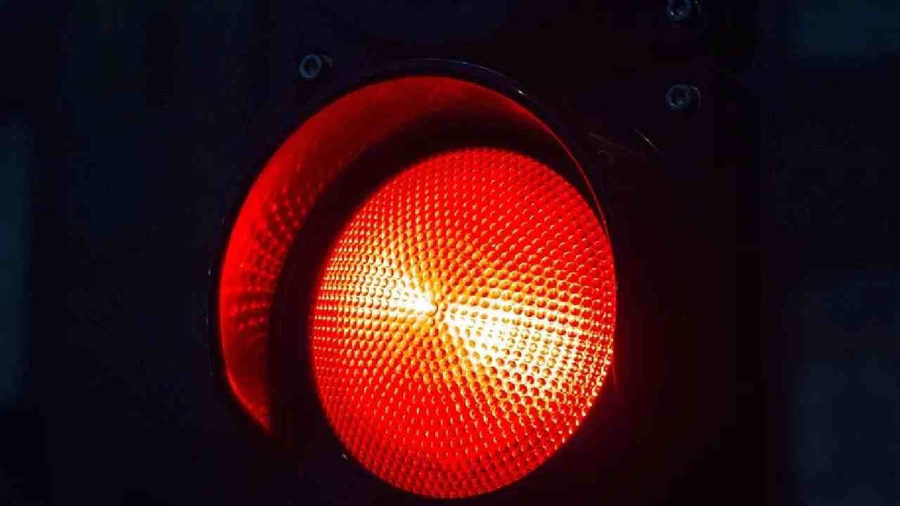 ट्रॅफिक लाईटमधील लाल बत्तीपासून फायर अलार्मपर्यंत, लाल रंगच का वापरतात? ट्रॅफिक लाईटमधील लाल बत्तीपासून फायर अलार्मपर्यंत, लाल रंगच का वापरतात?