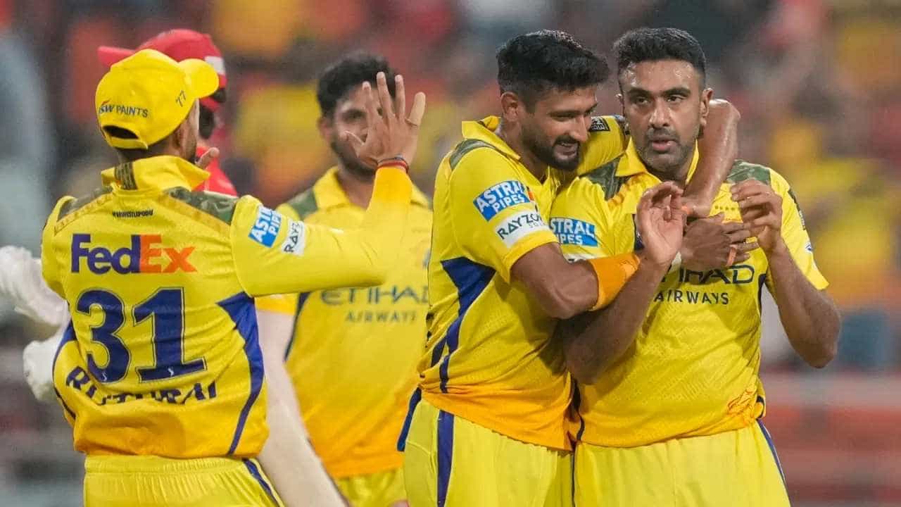 आर अश्विनने आंतरराष्ट्रीय क्रिकेटच्या सर्वच फॉर्मेटमधून निवृत्ती जाहीर केली आहे. त्यामुळे आता फक्त आयपीएल स्पर्धेत खेळत आहे. मागच्या पर्वात त्याला चेन्नई सुपर किंग्सने मोठी रक्कम मोजून आपल्या संघात घेतलं होतं. पण अश्विनकडून अपेक्षेनुसार कामगिरी झाली नाही. इतकंच काय तर तशी संधीही मिळाली नाही. (Photo- PTI)