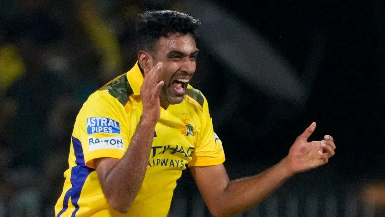 अश्विनने पुढील स्पर्धेपूर्वी एक मोठा निर्णय घेतला आहे आणि चेन्नई सुपर किंग्स संघ सोडण्याचा निर्णय घेतल्याची चर्चा आहे. अश्विनने आधीच चेन्नई सुपर किंग्स बोर्डाला त्याला संघातून रिलीज विनंती केली आहे. जर आर. अश्विनला सीएसके संघातून सोडं तर आयपीएल 2026 च्या मिनी लिलावात सहभागी होईल. (Photo- PTI)