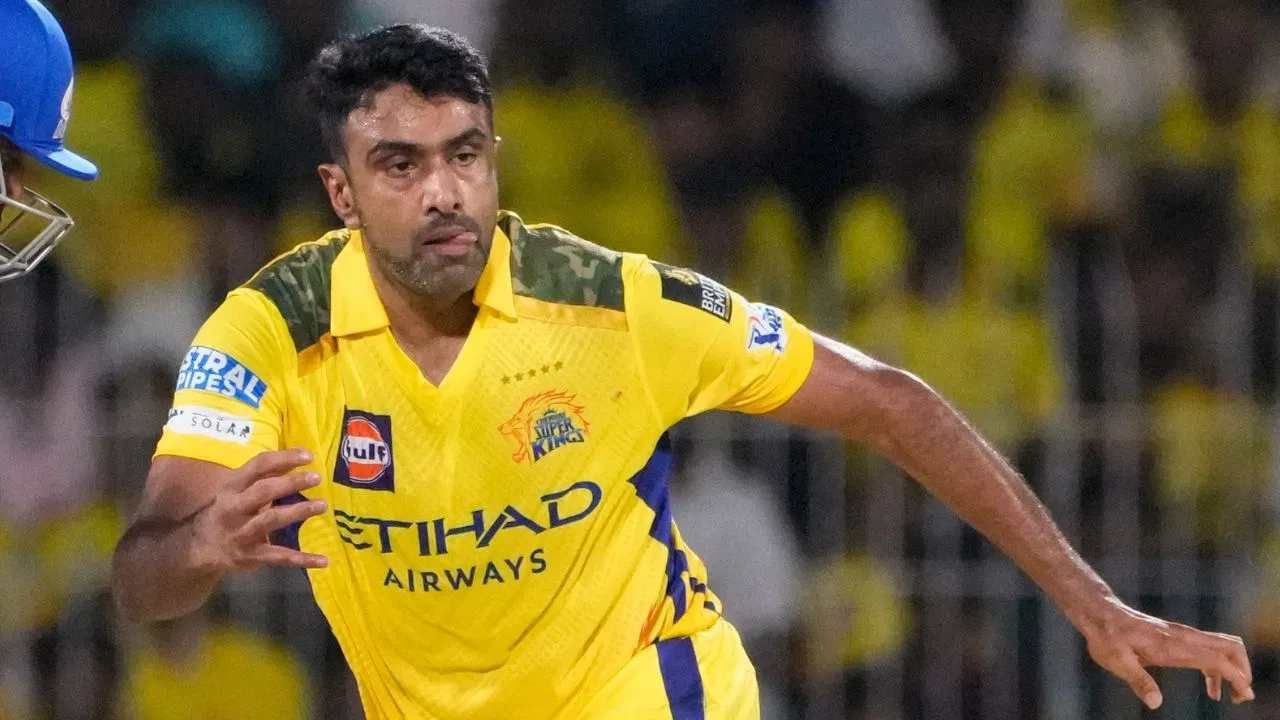 अश्विनने 186 चेंडू टाकले आणि 283 धावा दिल्या. अश्विन फलंदाजीतही पूर्णपणे अपयशी ठरला. त्याने खेळलेल्या नऊ सामन्यात त्याने फक्त 33 धावा केल्या. यात फक्त 3 चौकार आणि एक षटकार होता. (Photo- PTI)