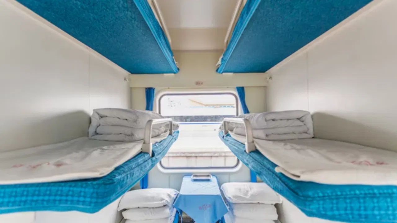 रेल्वेमध्ये मिळणाऱ्या चादरींबद्दल ही गोष्ट 99 टक्के लोकांना माहीतच नाही, नाहीतर तुम्ही हजारवेळेस विचार कराल घेऊ की नको?