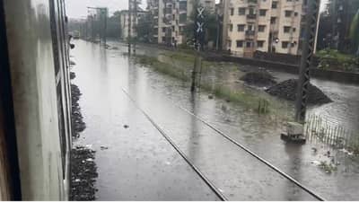 घराबाहेर पडणं टाळा, पोलिसांचा अलर्ट, रेल्वेचा खोळंबा, पावसामुळे दाणादाण