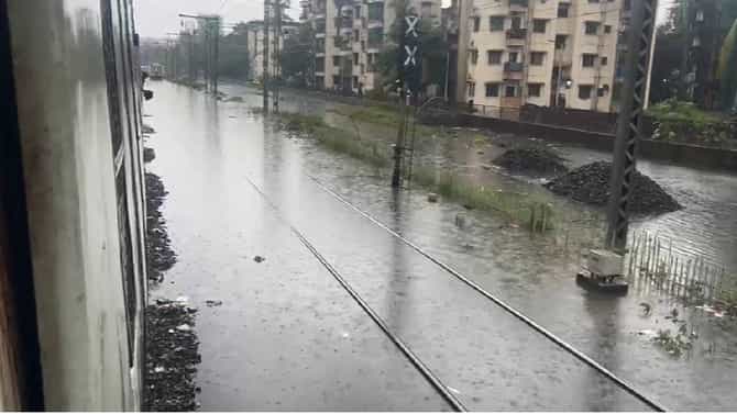 घराबाहेर पडणं टाळा, पोलिसांचा अलर्ट, रेल्वेचा खोळंबा, पावसामुळे दाणादाण