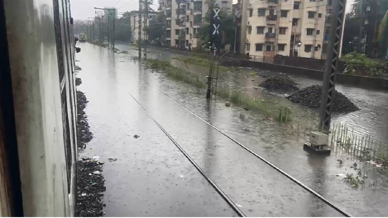 घराबाहेर पडणं टाळा, पोलिसांचा अलर्ट, रेल्वेचा खोळंबा, पावसामुळे दाणादाण