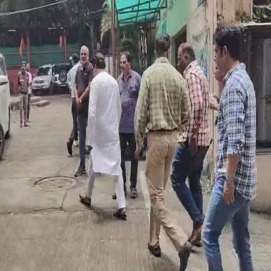 अंत्यसंस्काराला मनसे अध्यक्ष राज ठाकरे आणि मराठी सिनेसृष्टीतील अनेक कलाकारही उपस्थित होते.  