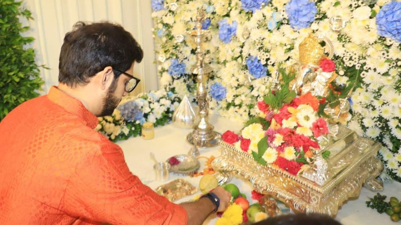 आज उद्धव ठाकरे यांनी शिवतीर्थावर गणपती बाप्पाचं दर्शन घेतलं आहे. सध्या दोन्ही पक्षांच्या युतीची चर्चा सुरु आहे त्यामुळे गणपती बाप्पा ठाकरे बंधुंना पावणार का? असा प्रश्न उपस्थित होत आहे. 