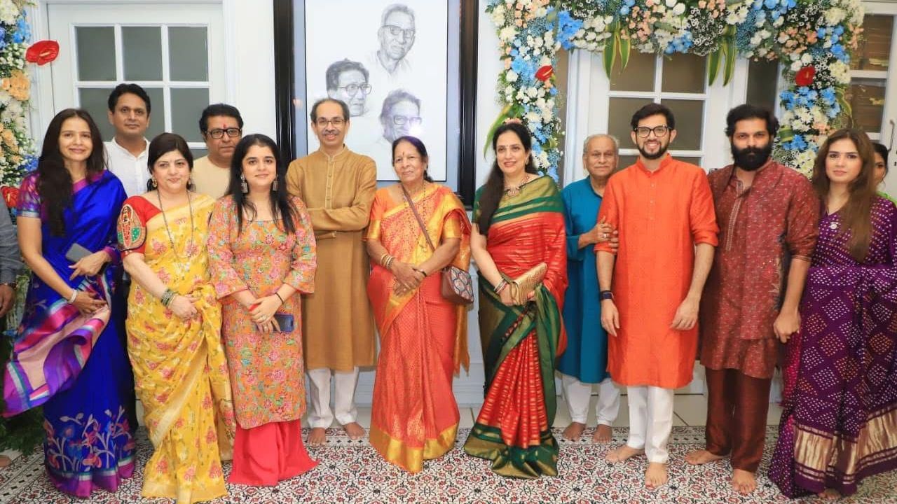 उद्धव ठाकरे यांच्यासोबत वरळीचे आमदार आदित्य ठाकरेही शिवतीर्थावर पोहोचले होते. यावेळी राज ठाकरे आणि उद्धव ठाकरे यांच्यात 10 मिनिटे चर्चा झाल्याची माहिती समोर आली आहे. 