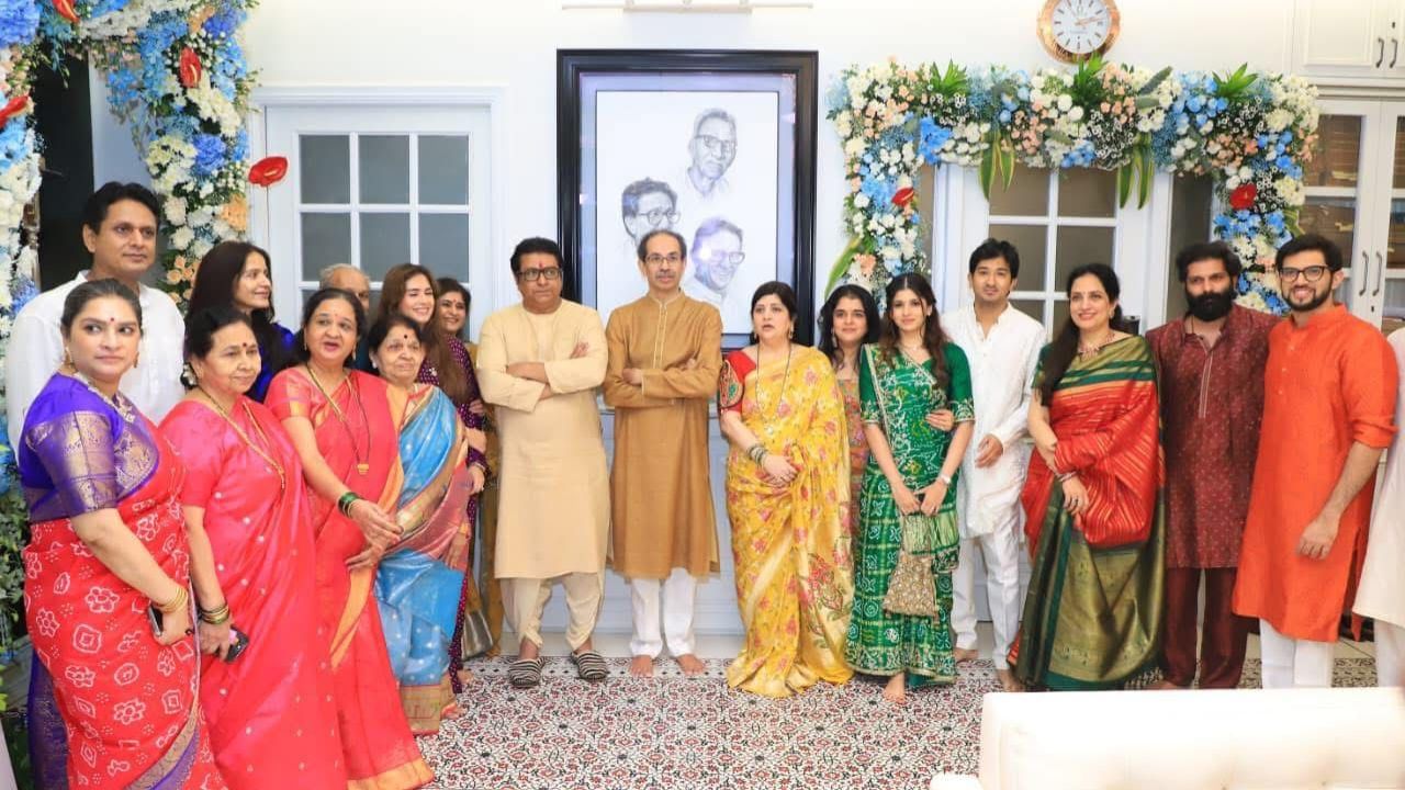 गणेशोत्सवाच्या पहिल्याच दिवशी आज उद्धव ठाकरेंनी राज ठाकरेंच्या शीवतीर्थ या निवासस्थांनी जात गणपती बाप्पाचं दर्शन घेतलं. यावेळी दोन्ही कुटूंबातील सदस्य उपस्थित होते. 