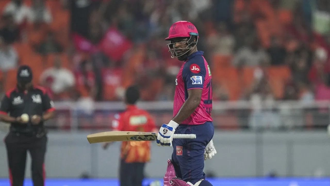 टीम इंडियाचा विकेटकीपर फलंदाज संजू सॅमसन एकाएकी चर्चेत आला आहे. संजू सॅमसन आयपीएल स्पर्धेत राजस्थान रॉयल्सचं प्रतिनिधित्व करतो. संजू राजस्थानची साथ सोडणार असल्याचं म्हटलं जात आहे. संजू गेल्या अनेक वर्षांपासून राजस्थानसाठी खेळतोय. संजूने या संघासह खेळाडू ते कर्णधार हा टप्पा गाठला आहे. मात्र संजूने राजस्थानसोबतचा प्रवास थांबवण्याचा निर्णय घेतल्याची चर्चा आहे.  (Photo Credit : PTI)