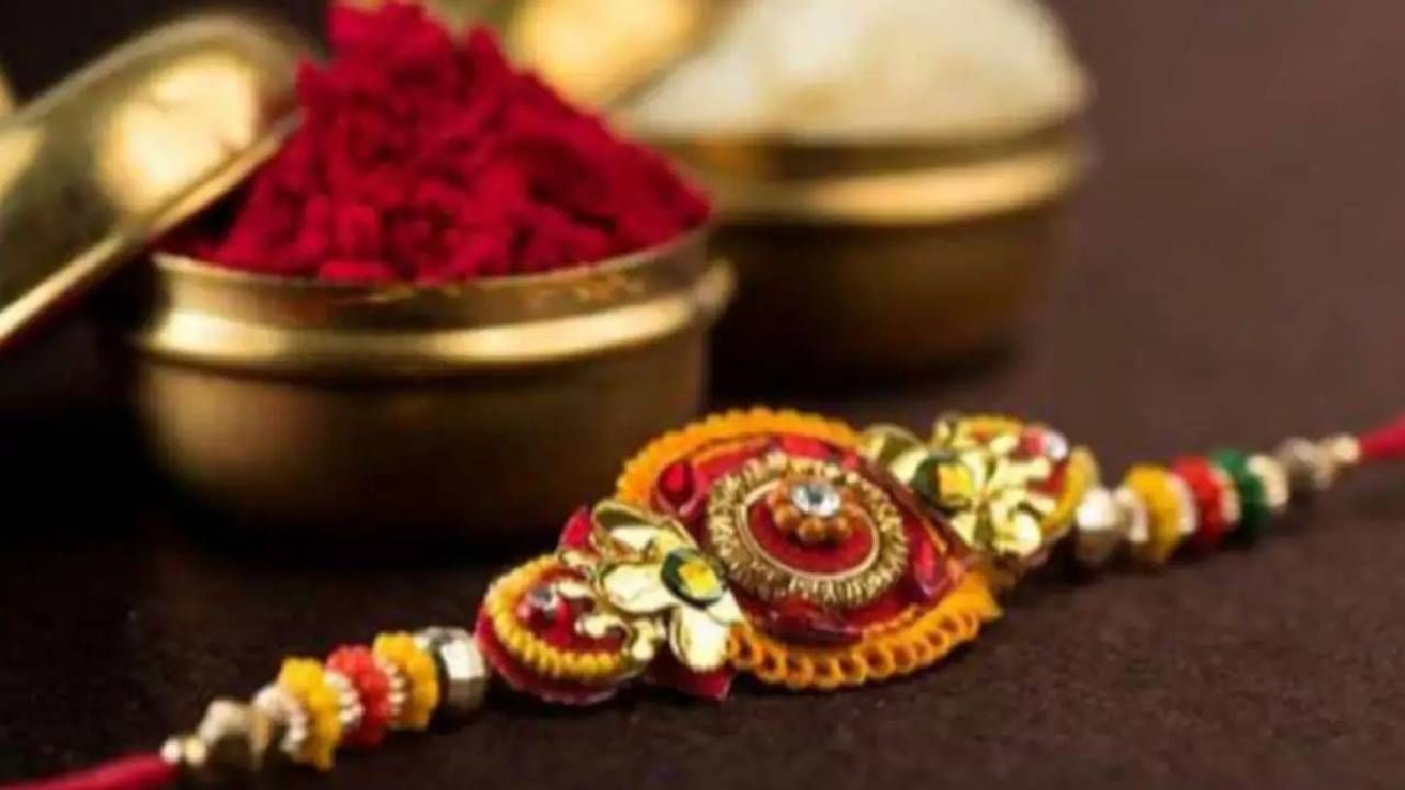 आपलं नात मी आणि तू सदैव जपलंय...हरवलेले ते गोड दिवस, त्यांच्या मधुर आठवणी कायमचसोबत आहेत... आज हातातल्या राखीसोबतच..तुला शुभेच्छा..