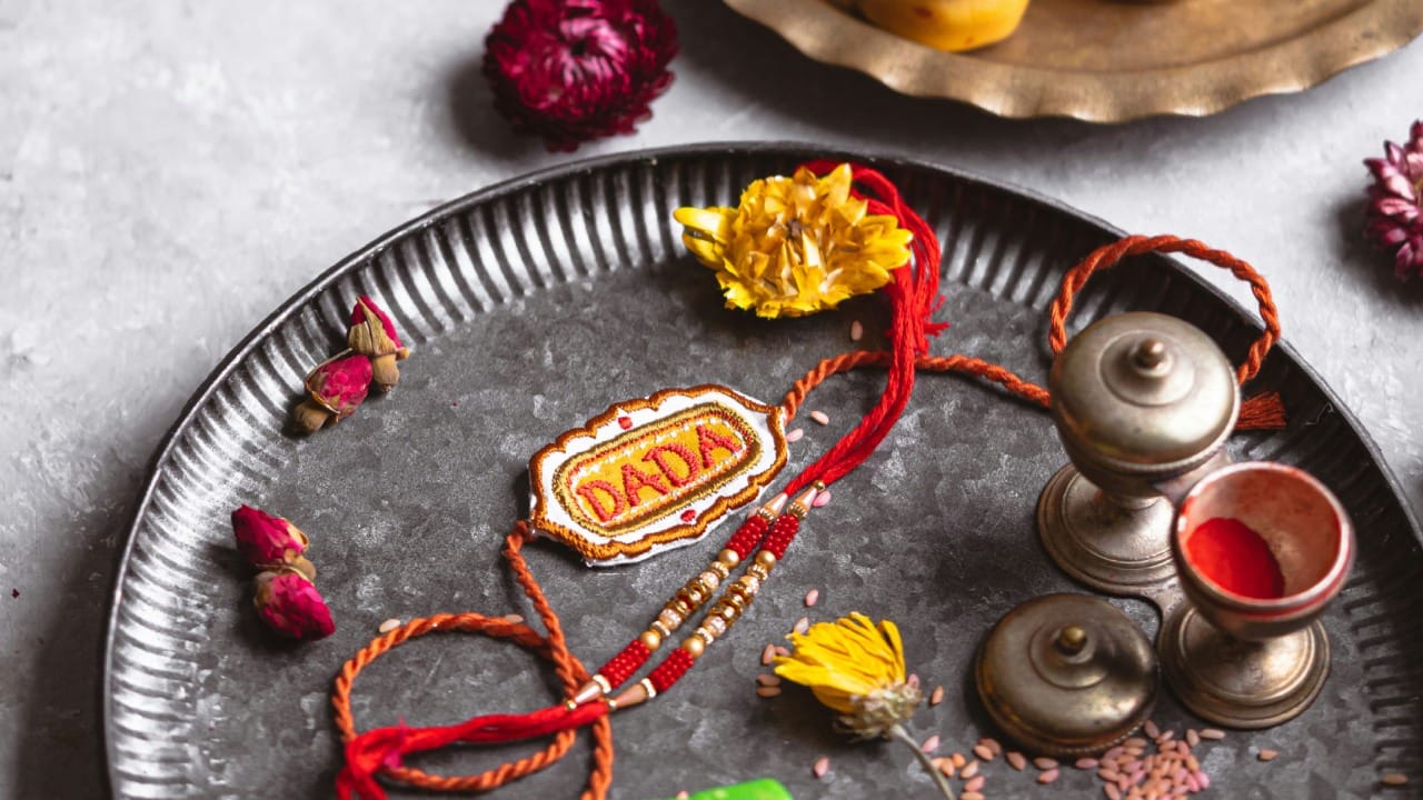 रक्षाबंधन म्हणजे भाऊ-बहिणीच्या अतूट नात्याचा उत्सव. येत्या ९ ऑगस्ट रोजी देशभरात रक्षाबंधन हा सण साजरा केला जाणार आहे. या सणानिमित्ताने बाजारात रंगेबेरंगी राख्यांची लगबग पाहायला मिळत आहे.