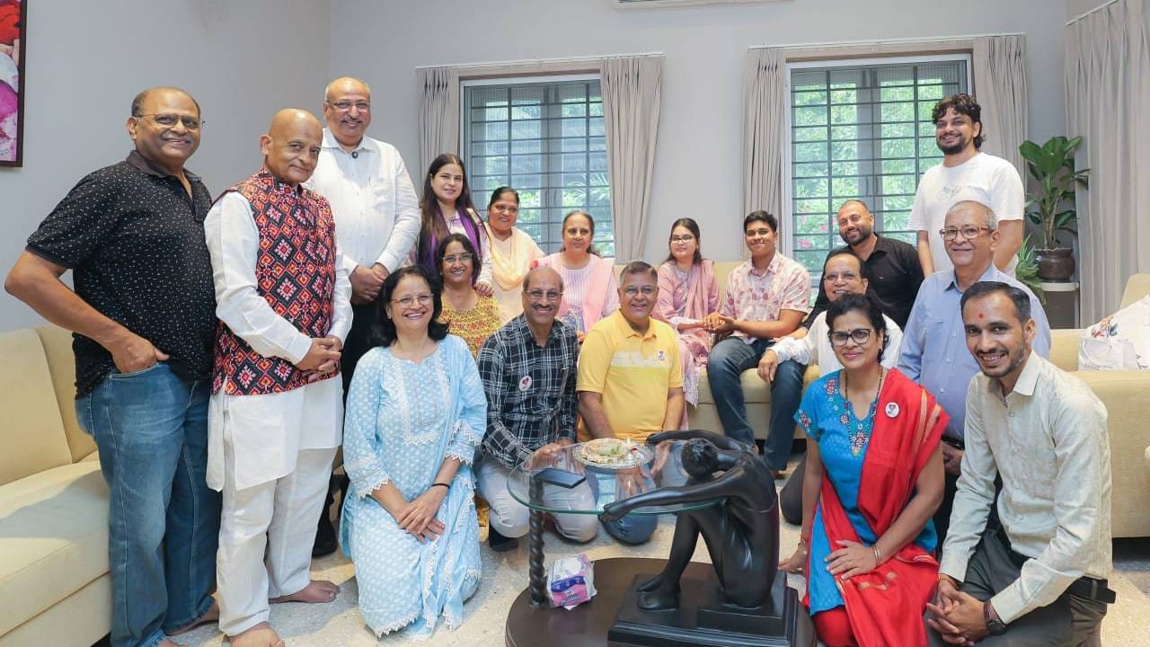 गेल्यावर्षी रिया मिस्त्रीच ब्रेज हॅमरेज झाल्यानंतर तिच्या मृत्यूपूर्वी लोअर परळच्या ग्लोबल हॉस्पिटलमध्ये कुटुंबियांच्या समतीने अन्मताला अहमदला हा हात दान करून यशस्वी शस्त्रक्रिया पार पाडण्यात आली होती.