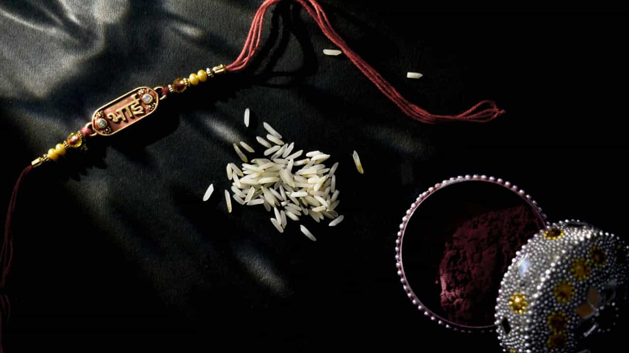 अवघ्या आठवडाभरावर रक्षाबंधनाचा सण आला आहे. येत्या ९ ऑगस्ट रोजी रक्षाबंधन पार पडणार असून यानिमित्ताने सध्या बाजारात लगबग पाहायला मिळत आहे.
रक्षाबंधनाच्या पवित्र सणानिमित्त सर्वत्र उत्साहाचे वातावरण आहे.