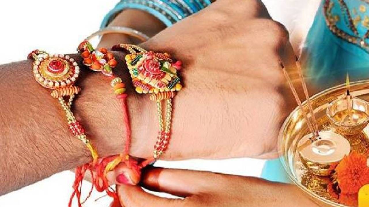 रक्षाबंधनाची तयारी आतापासूनच सुरू असल्याचे बघायला मिळतंय. यंदा 9 ऑगस्ट रोजी रक्षाबंधन आहे. यादिवशी बहिणी आपल्या भावाला राखी बांधतात. बहिण आणि भावाचा हा खास सण आहे.