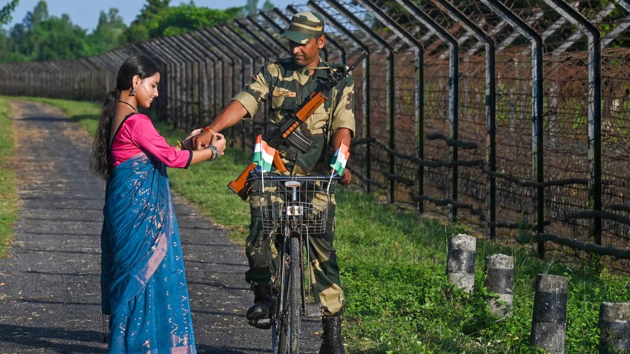 जर तुमची राखी तुटली असेल, तर ती थेट फेकून देऊ नका. त्याऐवजी, तिला एका लाल रंगाच्या स्वच्छ कपड्यात गुंडाळून सुरक्षित ठिकाणी ठेवा. त्यानंतर योग्य वेळी विसर्जित करा.