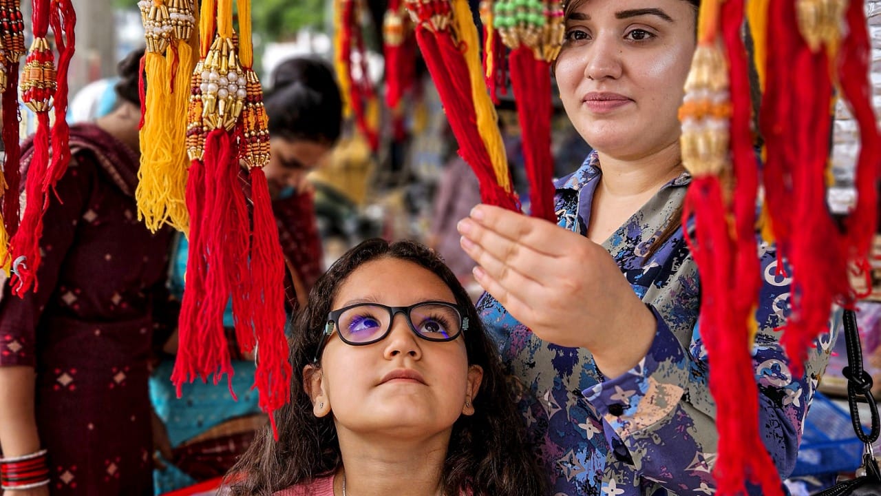 तसेच, प्लास्टिकच्या किंवा सिंथेटिक राख्या दिसायला कितीही आकर्षक असल्या तरी त्या टाळा. प्लास्टिक पर्यावरणासाठी तर धोकादायक असते. त्याशिवाय त्याचा सकारात्मक परिणाम होत नाही.