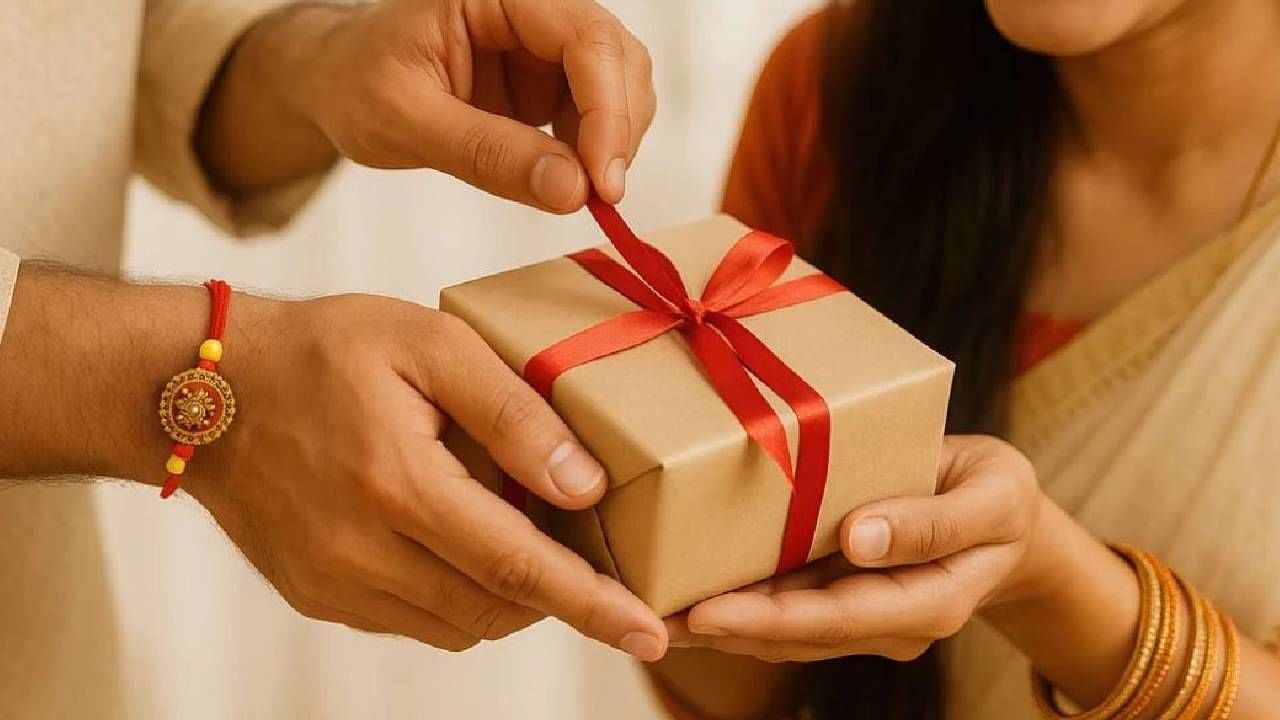 आज सण रक्षाबंधनाचा...लहापणीच्या आठवणी आल्या डोळ्यासमोर...हळव्या रेशीमगाठी उजळणाऱ्या वातीला प्रकाशाची साथ असते, माझ्या भावा असाच माझ्यासोबत रहा...