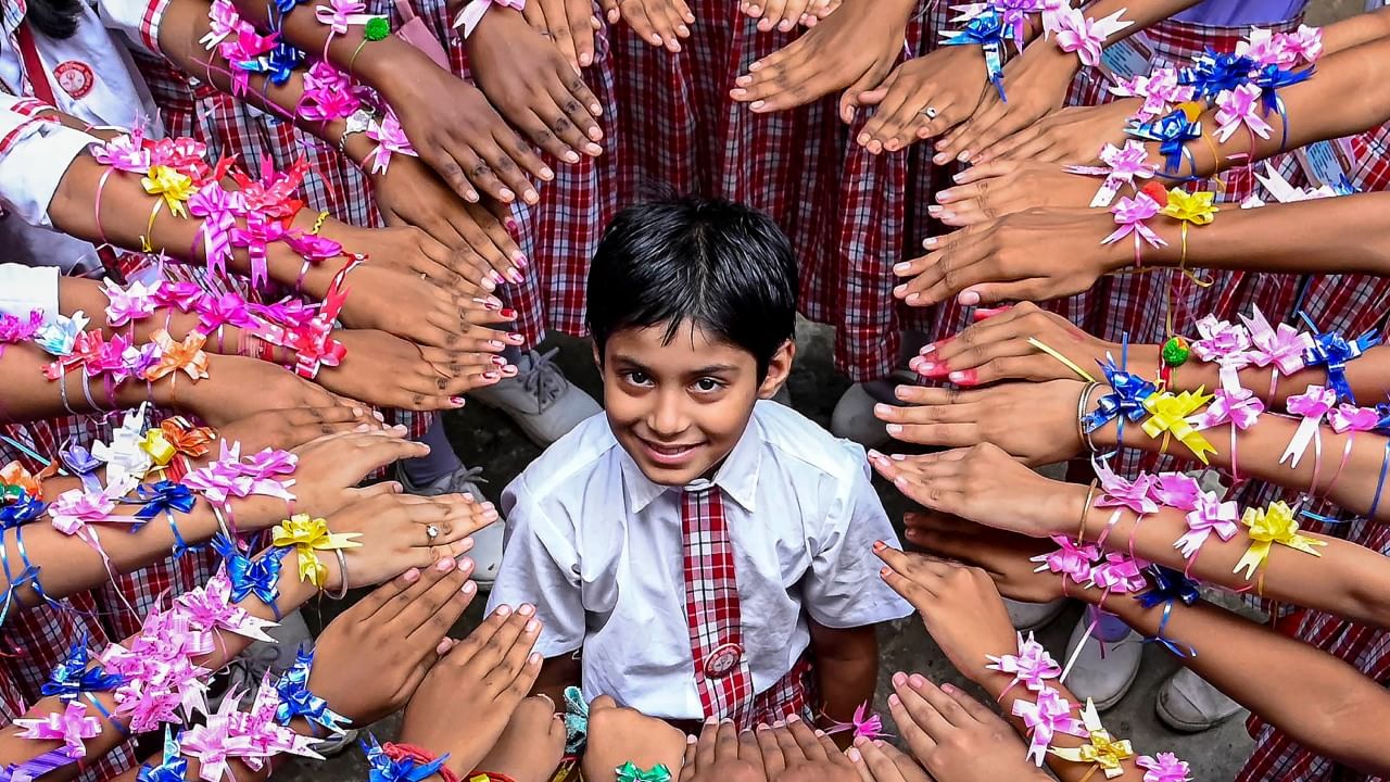 हिंदू धर्मामध्ये काळ्या रंगाला नकारात्मकतेचे प्रतीक मानले जाते. त्यामुळे रक्षाबंधनच्या पवित्र दिवशी भावाच्या मनगटावर काळ्या रंगाचा धागा असलेली राखी बांधू नका. अशा राख्यांमुळे तुमच्या आणि भावाच्या नात्यात तणाव निर्माण होऊ शकतो.