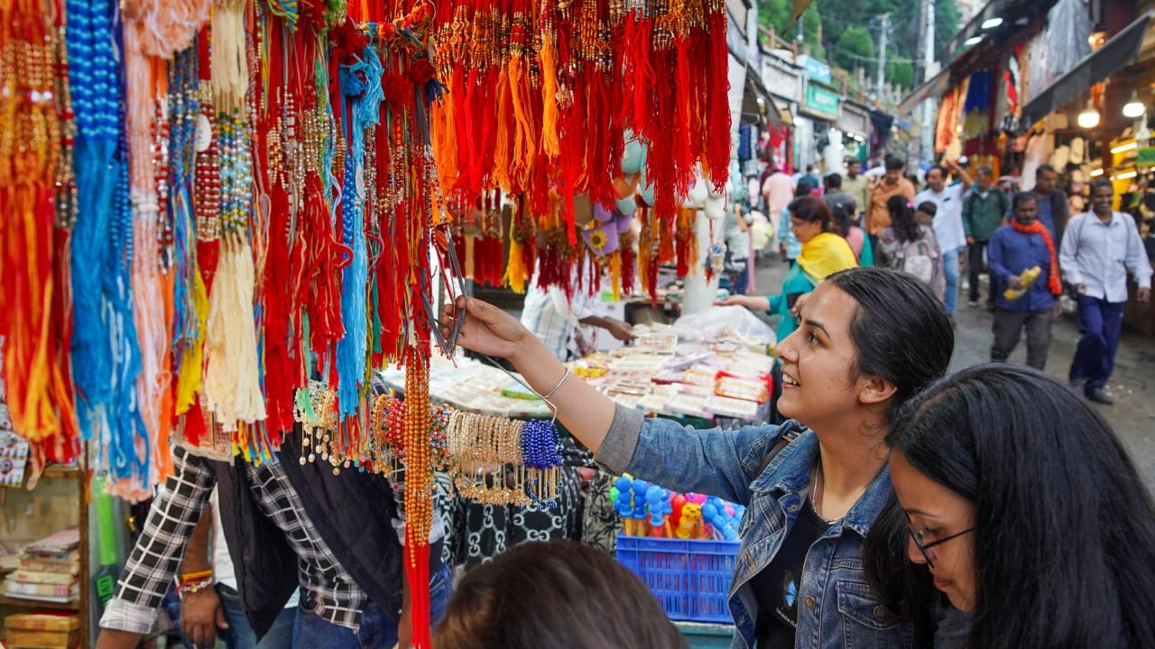 कारण या राख्यांना हातावर बांधणे आणि नंतर त्या काढून टाकणे यामुळे देवांचा अपमान होतो. यामुळे भावावर नकारात्मक प्रभाव पडू शकतो. त्यामुळे, या पवित्र दिवशी अशा राख्यांचा वापर करणे टाळावे.