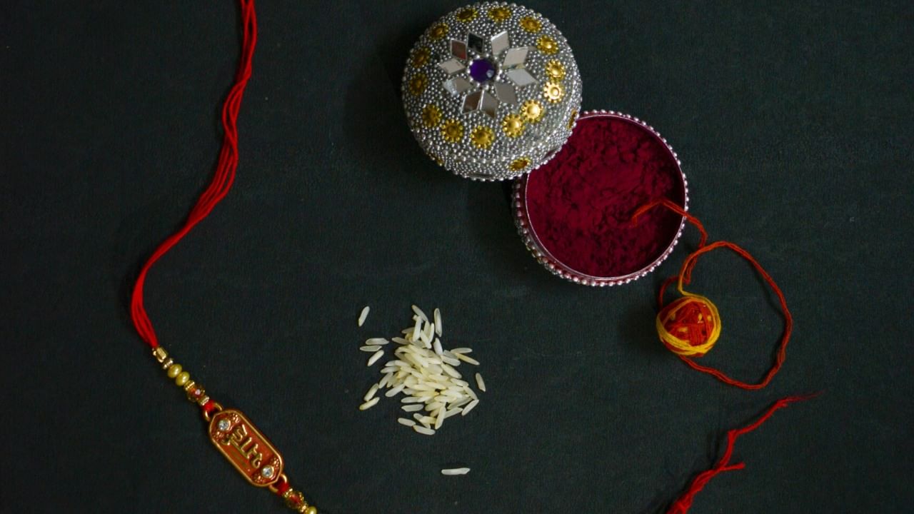 या राखी करताना नकारात्मक परिणाम होऊ शकतात. अनेक बहिणी आपल्या भावासाठी गणपती, श्रीकृष्ण किंवा इतर देवतांच्या प्रतिमा असलेल्या राख्या खरेदी करतात. मात्र, ज्योतिषशास्त्रानुसार अशा राख्या भावांना बांधू नयेत.