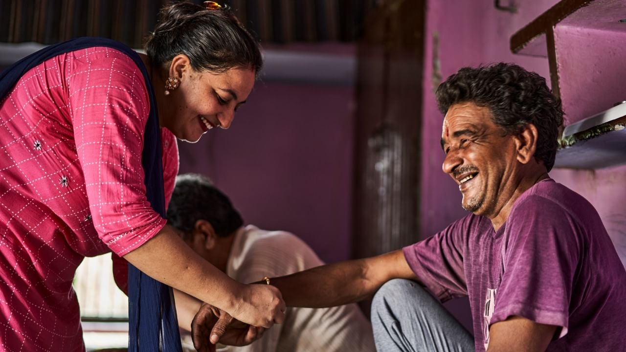 राखी किती दिवस हाताला बांधलेली ठेवावी, याबद्दल वेगवेगळ्या धार्मिक मान्यता आहेत. काही मान्यतेनुसार, रक्षाबंधनाच्या २४ तासांच्या आत राखी काढून टाकावी. तर काही ठिकाणी जन्माष्टमीपर्यंत राखी ठेवण्याची प्रथा आहे. या दोन्ही वेळेत राखी काढणे शुभ मानले जाते.