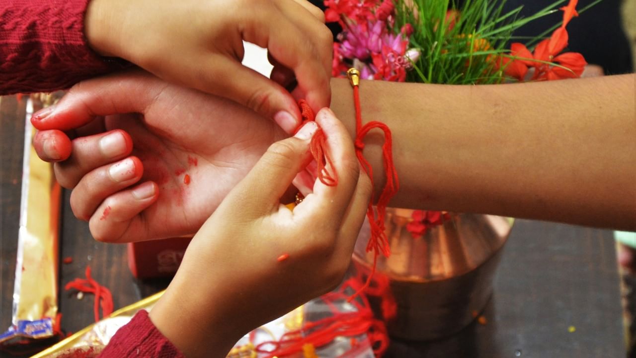 कारण तुमची एक छोटीशी चूक तुम्हा भावा-बहिणींच्या पवित्र नात्यात दुरावा निर्माण करू शकते. जर तुम्ही तुमच्या भावासाठी राखी खरेदी करणार असाल, तर काही महत्त्वाच्या गोष्टी लक्षात ठेवणं फार गरजेचे आहे.