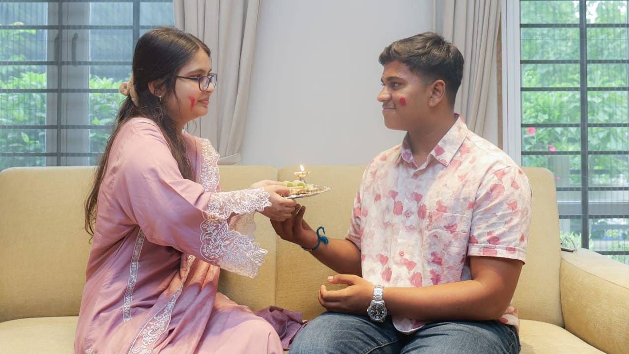 अन्मता अहमदचा 2016 साली उत्तरप्रदेशमधल्या तिच्या घरच्या टेरेसवर खेळताना विजेच्या वायरला हात लागून हात निकामी झाला होता.