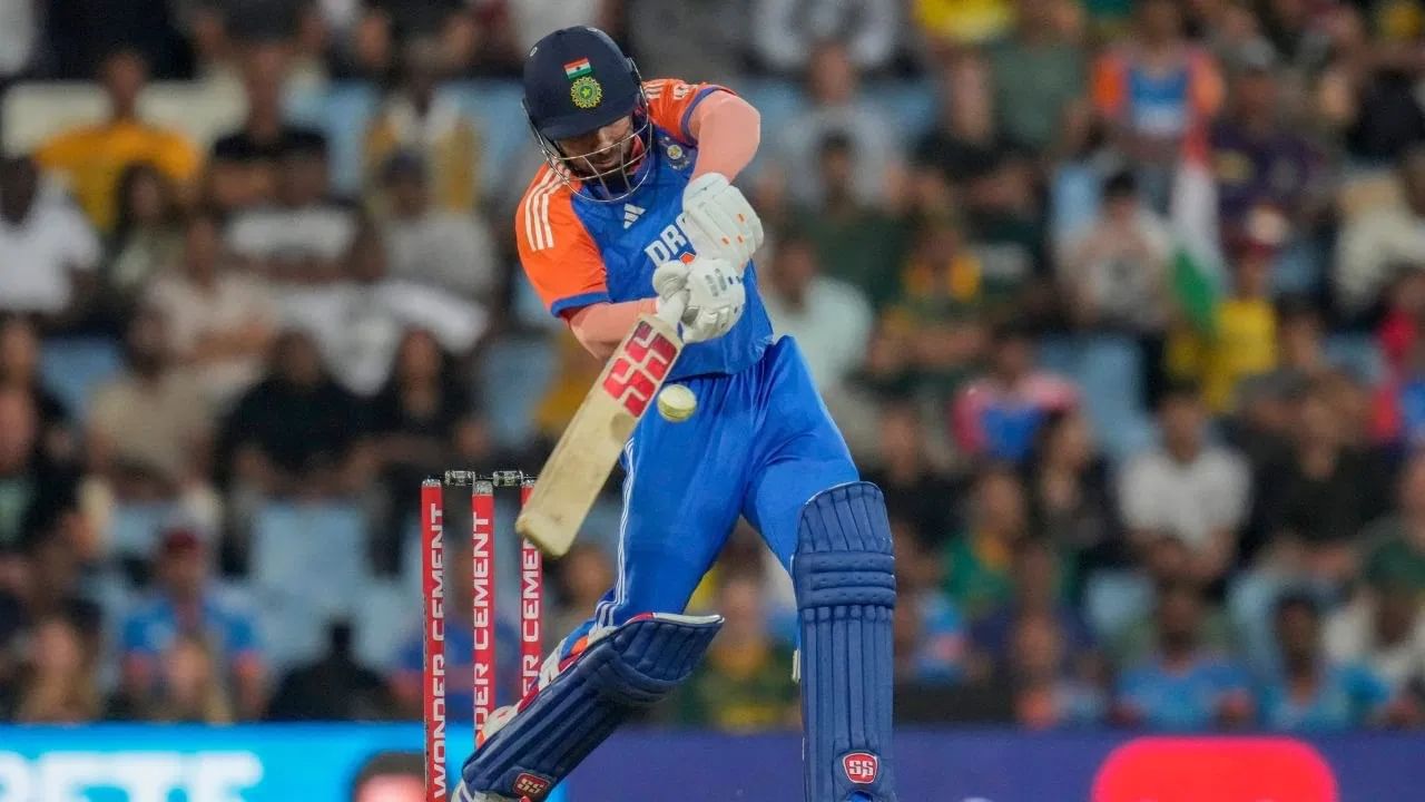 रमनदीप सिंह : रमनदीप सिंह याने आयपीएलमध्ये केकेआरसाठी चमकदार कामगिरी केली आणि आपली छाप सोडली. रमनची गेल्या दक्षिण आफ्रिकादौऱ्यासाठी निवड करण्यात आली होती. इंग्लंड विरुद्ध मायदेशात झालेल्या टी 20i मालिकेसाठीही रमनचा समावेश करण्यात आला होता. मात्र आता त्याला संधी मिळाली नाही. (Photo Credit : PTI)