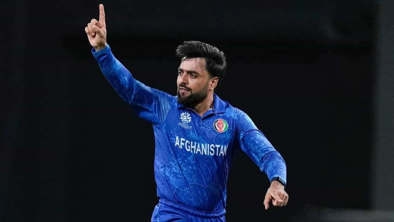 टी 20 क्रिकेटमध्ये सर्वाधिक विकेट्स घेण्याचा विक्रम राशीद खान याच्या नावावर आहे. राशीदने आतापर्यंत 487 सामन्यांमध्ये 660 विकेट्स घेतल्या आहेत. राशीद अनेक टी 20 स्पर्धेत खेळतो. तसेच राशीद अफगाणिस्तानच्या टी 20i टीमचा कॅप्टनही आहे. (Photo Credit : PTI)