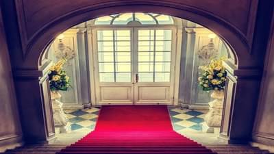 खास लोकांच्या स्वागतासाठी फक्त रेड कार्पेटच का? जाणून घ्या यामागील रंजक इतिहास