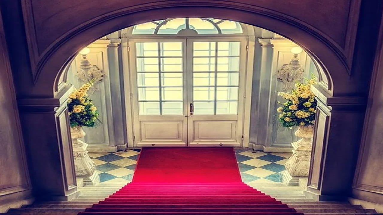 खास लोकांच्या स्वागतासाठी फक्त 'रेड कार्पेट'च का? जाणून घ्या यामागील रंजक इतिहास