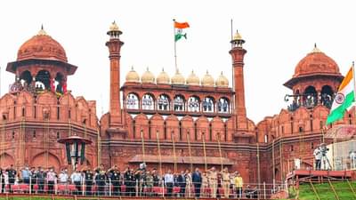 पंडित नेहरू यांनी लाल किल्ल्यावरच का फडकवला पहिला तिरंगा?