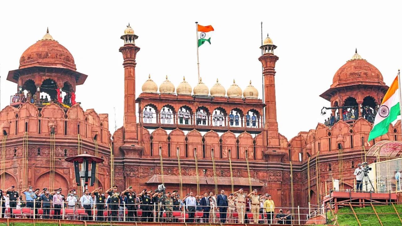 पंडित नेहरू यांनी लाल किल्ल्यावरच का फडकवला पहिला तिरंगा? पंडित नेहरू यांनी लाल किल्ल्यावरच का फडकवला पहिला तिरंगा?