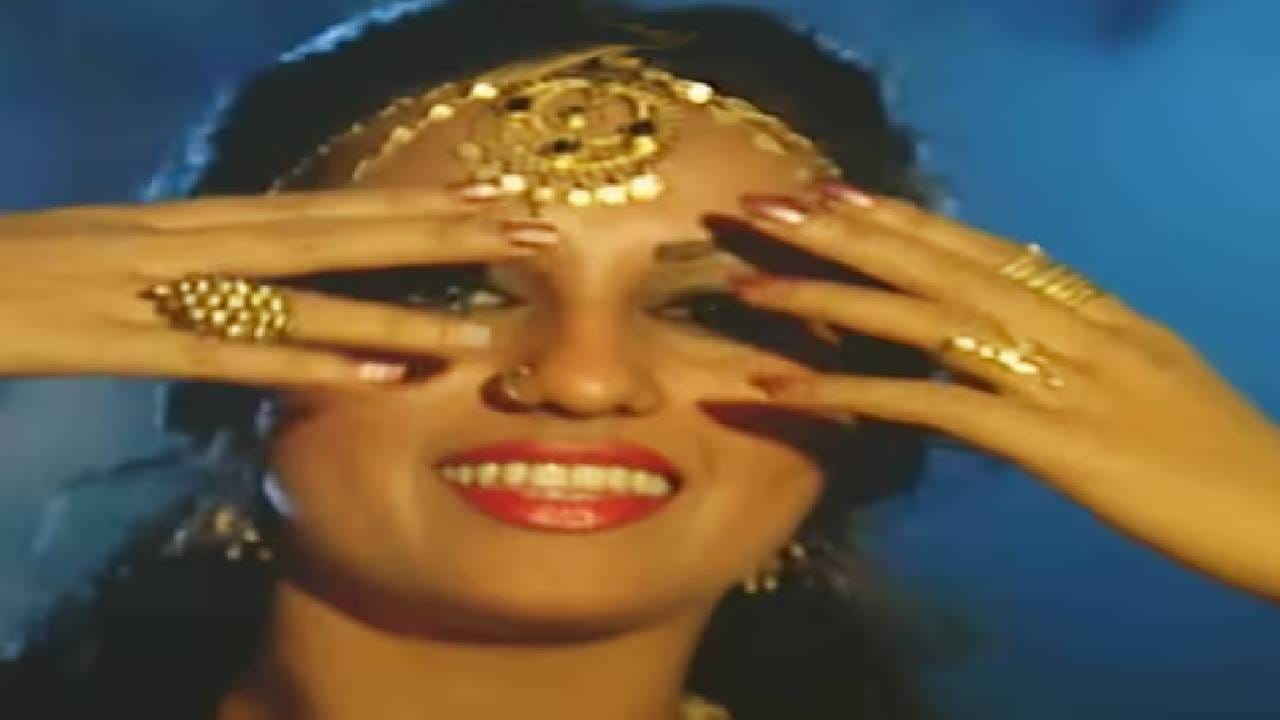 बॉलिवूडची प्रसिद्ध अभिनेत्री रीना रॉय ही 70 आणि 80 च्या दशकातील सर्वात लोकप्रिय नायिकांपैकी एक होती. तिने आपल्या करिअरच्या सुरुवातीला कमी बजेटच्या चित्रपटांमध्ये काम केले. पण 1976 मध्ये शत्रुघ्न सिन्हा यांच्यासोबत आलेल्या 'कालिचरण' चित्रपटाने तिचे नशीब बदलले. रीना रॉयचे नशीब त्या एका भूमिकेमुळे चमकले, जी अनेक अभिनेत्रींनी नाकारली होती. 70 आणि 80 च्या दशकात या एका भूमिकेमुळे त्या रातोरात स्टार बनल्या. यानंतर त्या इंडस्ट्रीतील टॉप अभिनेत्रींमध्ये गणल्या जाऊ लागल्या.