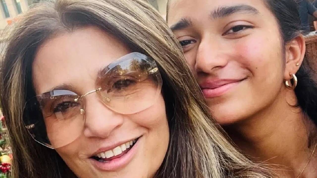 रिया पिल्लई सोशल मीडियावर बऱ्यापैकी सक्रिय असते. सतत ती तिच्या मित्रमैत्रिणींसोबतचे आणि मुलीसोबतचे फोटो शेअर करत असते. रियाने बऱ्याच काळापूर्वी मॉडेलिंग सोडलं होतं. आता ती फॅशन डिझायनर म्हणून काम करतेय. रियाचा 'द टेंपल हाऊस बाय रिया पिल्लई' नावाचा ब्रँड आहे. 
