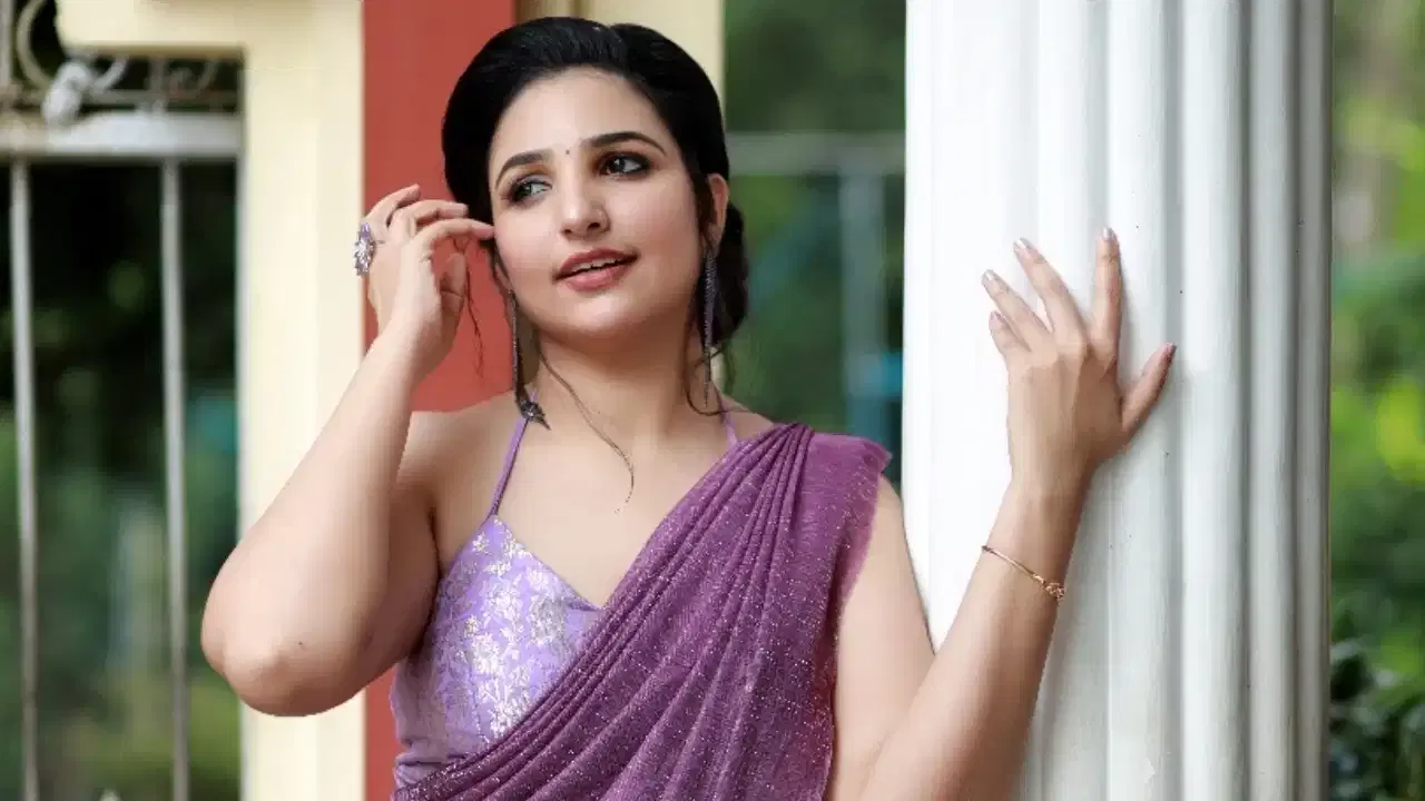 रिनीने पुढे सांगितले की, त्या नेत्याशी तिचा कसा परिचय झाला. तिने सांगितले की, त्या नेत्याने शेवटचा मेसेज फेब्रुवारी 2025 मध्ये पाठवला होता. ती म्हणाली, ‘त्या नेत्याने एकदा सांगितले होते की, चला, एखाद्या फाइव्ह स्टार हॉटेलमध्ये खोली बुक करूया. तू ये.’ मी त्यावेळी त्याला खडसावले होते, काही काळ तो शांत राहिला, पण थोड्या वेळानंतर तो पुन्हा सुरू झाला.