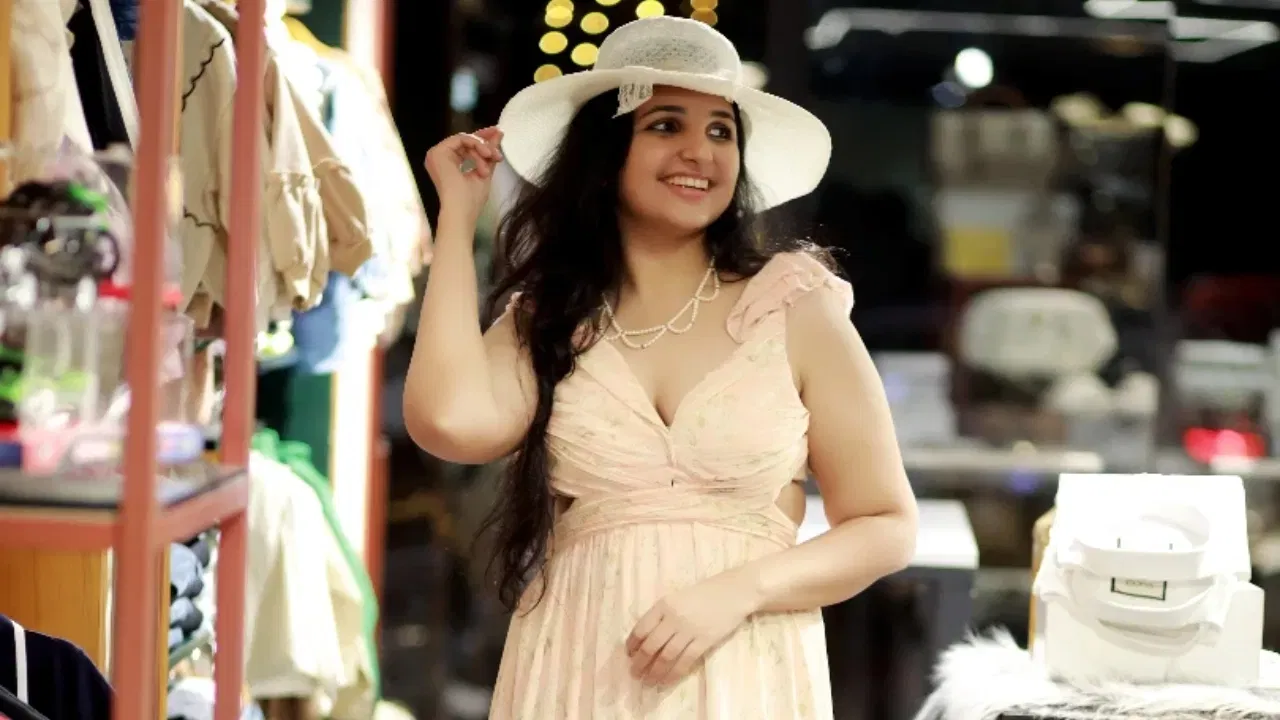 अभिनेत्रीने सांगितले की, ती सोशल मीडियाद्वारे त्या नेत्याच्या संपर्कात आली होती. रिनी एनने दावा केला की, पक्षातील वरिष्ठ नेत्यांकडे तक्रार करूनही त्या नेत्यावर कोणतीही कारवाई करण्यात आली नाही आणि त्यांच्या तक्रारीकडे दुर्लक्ष करण्यात आले. जेव्हा रिनी यांना विचारले गेले की, त्या आता त्या नेत्याविरुद्ध कोणती कारवाई करणार का, तेव्हा तिने स्पष्टपणे नकार दिला आणि सांगितले की, तिला तिच्या सुरक्षेची काळजी आहे आणि न्यायव्यवस्थेवर तिचा विश्वास नाही.