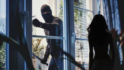 महिलेचे कपडे घालून घरात घुसला, तरुणीच्या गळ्यावर... नंतर फरार झाला, नेमकं काय घडलं?