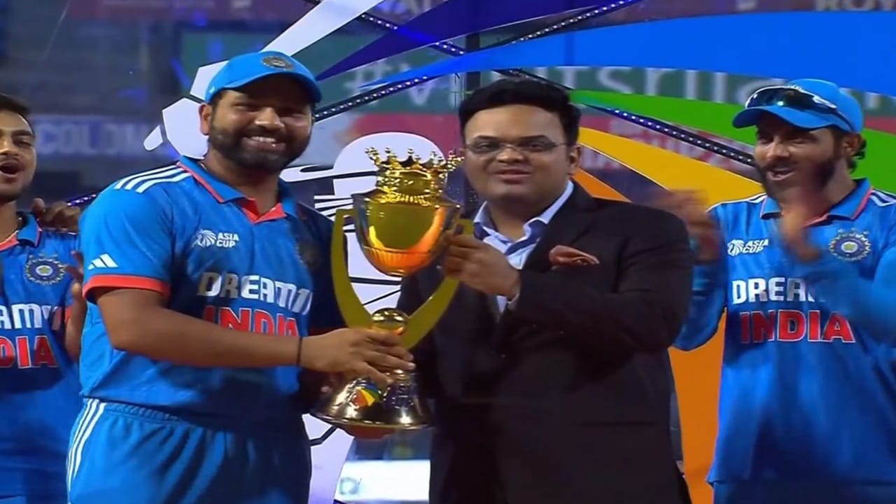धोनीनंतर कर्णधार म्हणून रोहित शर्मा याने भारताची आशिया कप ट्रॉफी जिंकण्याची घोडदौड कायम राखली. रोहितने भारताला 2018 मध्ये आशिया कप खिताब मिळवून दिला. तसेच भारताने रोहितच्याच नेतृत्वात 2023 मध्ये झालेली आशिया कप ट्रॉफी जिंकली होती. आता सूर्यकुमार त्याच्या नेतृत्वात भारताला पहिल्याच झटक्यात आशिया चॅम्पियन करणार का? याकडे क्रिकेट चाहत्यांचं लक्ष असणार आहे. (Photo Credit : Social Media)