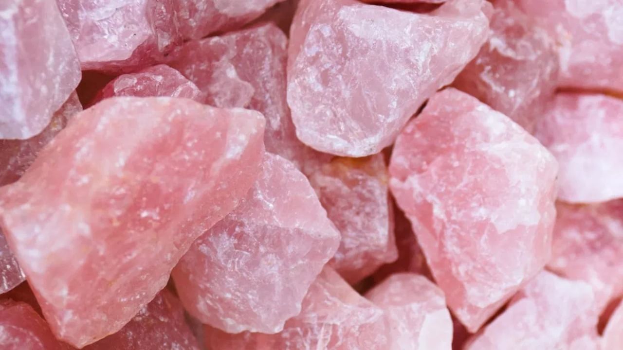 रोझ क्वार्ट्ज फक्त प्रेमाचा क्रिस्टल नाही तर आयुष्यातील गंभीर समस्या देखील करतो दूर, फायदे काय? रोझ क्वार्ट्ज फक्त प्रेमाचा क्रिस्टल नाही तर आयुष्यातील गंभीर समस्या देखील करतो दूर, फायदे काय?