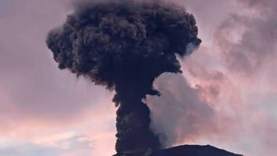 संकटाचा कहर! जग नष्ट होण्याच्या उंबरठ्यावर?, धोक्याची घंटा, या देशात घडल अत्यंत भयानक, बाबा वेंगांचा तो काय इशारा…