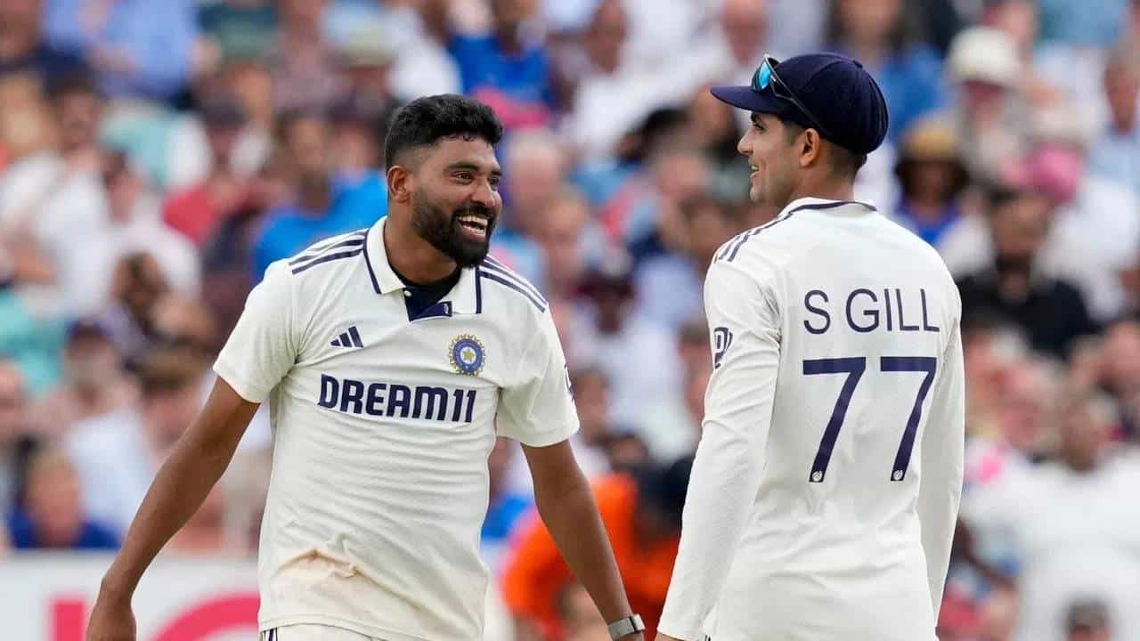 ओव्हल कसोटीत इंग्लंडविरुद्धच्या भारताच्या ऐतिहासिक 6 धावांच्या विजयाचा सर्वात मोठा हिरो मोहम्मद सिराज ठरला. सिराजने सामन्यात एकूण9 बळी घेतले, ज्यामध्ये दुसऱ्या डावातील 5 बळींचा समावेश होता. त्याच्या घातक गोलंदाजीने इंग्लंडला विजयापासून फक्त 6 धावांनी दूर ठेवले आणि भारताला संस्मरणीय विजय मिळवून दिला. (PHOTO CREDIT- PTI)