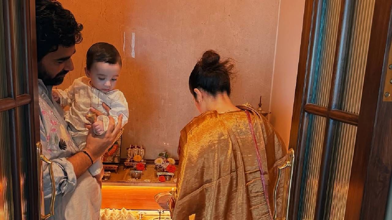 यावर्षी एप्रिल महिन्यात फतेहसिंहचा जन्म झाला. गणेश चतुर्थीदिनी गणपती बाप्पाची पूजा करतानाचे फोटो सागरिकाने पोस्ट केले आहेत. यामध्ये आई-वडिलांसोबत चिमुकला फतेहसिंहसुद्धा पारंपरिक पोशाखात दिसला.