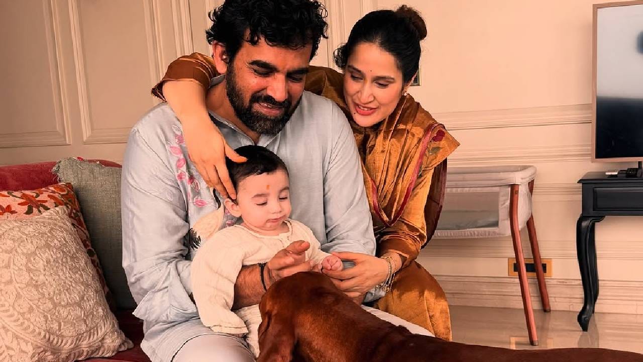 अभिनेत्री सागरिका घाटगे आणि तिचा पती झहीर खान यांनी गणेश चतुर्थीनिमित्त त्यांच्या चिमुकल्या मुलाचे फोटो सोशल मीडियावर पोस्ट करत त्याचा चेहरा दाखवला. झहीर आणि सागरिका लग्नाच्या आठ वर्षांनंतर आई-बाबा झाले आहेत. 
