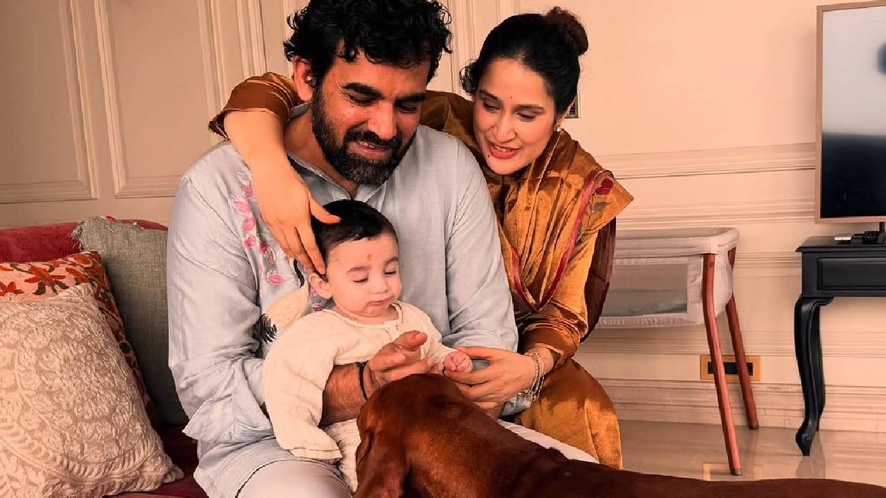 अभिनेत्री सागरिका घाटगे आणि तिचा पती झहीर खान यांनी गणेश चतुर्थीनिमित्त त्यांच्या चिमुकल्या मुलाचे फोटो सोशल मीडियावर पोस्ट करत त्याचा चेहरा दाखवला. झहीर आणि सागरिका लग्नाच्या आठ वर्षांनंतर आई-बाबा झाले आहेत.