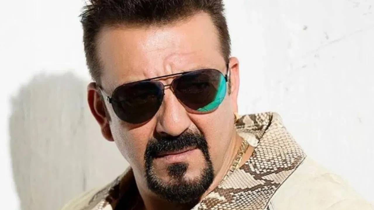 बॉलिवूडचा 'खलनायक' अर्थात अभिनेता संजय दत्तचं आयुष्य खुल्या किताबाप्रमाणे आहे. वैयक्तिक असो किंवा व्यावसायिक, त्याने त्याच्या आयुष्यात बरेच चढउतार पाहिले आहेत. आता तो तिसरी पत्नी मान्यता दत्ता आणि मुलांसोबत आनंदात आयुष्य जगतोय. गेल्या वर्षी लग्नाच्या 16 व्या वाढदिवशी त्याने पुन्हा एकदा मान्यताशी लग्न केलं. परंतु संजय दत्तची दुसरी पत्नी रिया पिल्लई सध्या कुठे आहे, हे तुम्हाला माहीत आहे का?
