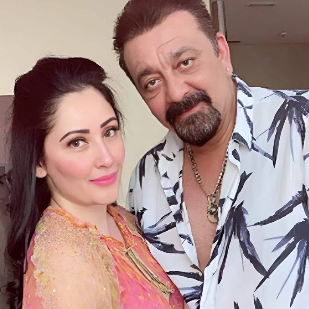 बॉलिवूडमध्ये संजू बाबाच्या नावाने प्रसिद्ध असलेल्या संजय दत्तने तीन-तीन लग्न केलीत. ऋचा शर्मा आणि रिया पिल्लईशी लग्न केल्यानंतर त्याने तिसरं लग्न मान्यता दत्त सोबत केलं. वर्ष 2008 मध्ये मान्यता सोबत विवाह गाठ बांधली. मान्यताच वय आता 47 वर्ष आहे. संजय दत्तच वय 66 वर्ष आहे. तो पत्नीपेक्षा वयाने 19 वर्षांनी मोठा आहे.